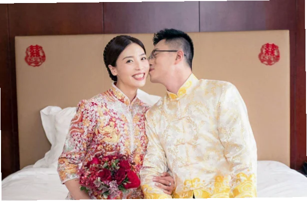 魏秋月婚礼：与丈夫携手红毯，她为何笑容带泪？